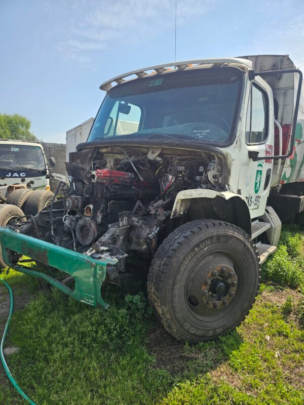 Camión Freightliner M2 106 en desarme - Imagen 3