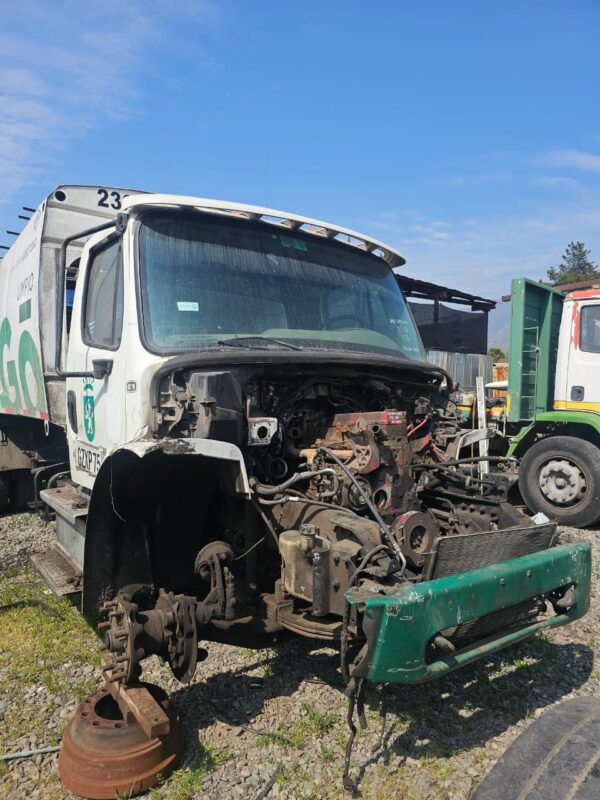 Camión Freightliner M2 106 en desarme - Imagen 2