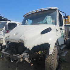 Camión Freightliner M2 106 en desarme
