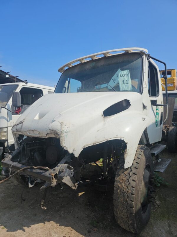 Camión Freightliner M2 106 en desarme