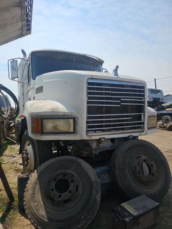 Camión Mack CH613 en desarme